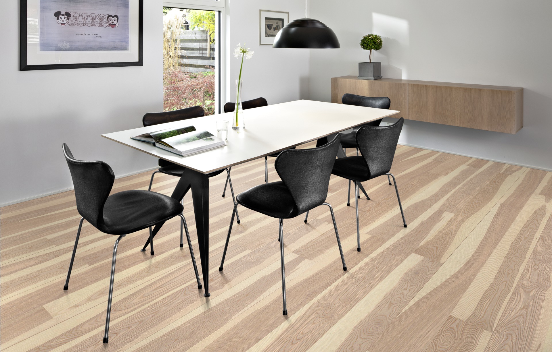 Паркетная доска Kahrs Песочная Ясень Сендвиг Sandvig 151L87AK0VKW220 Lively 2266×187×15 фото в интерьере